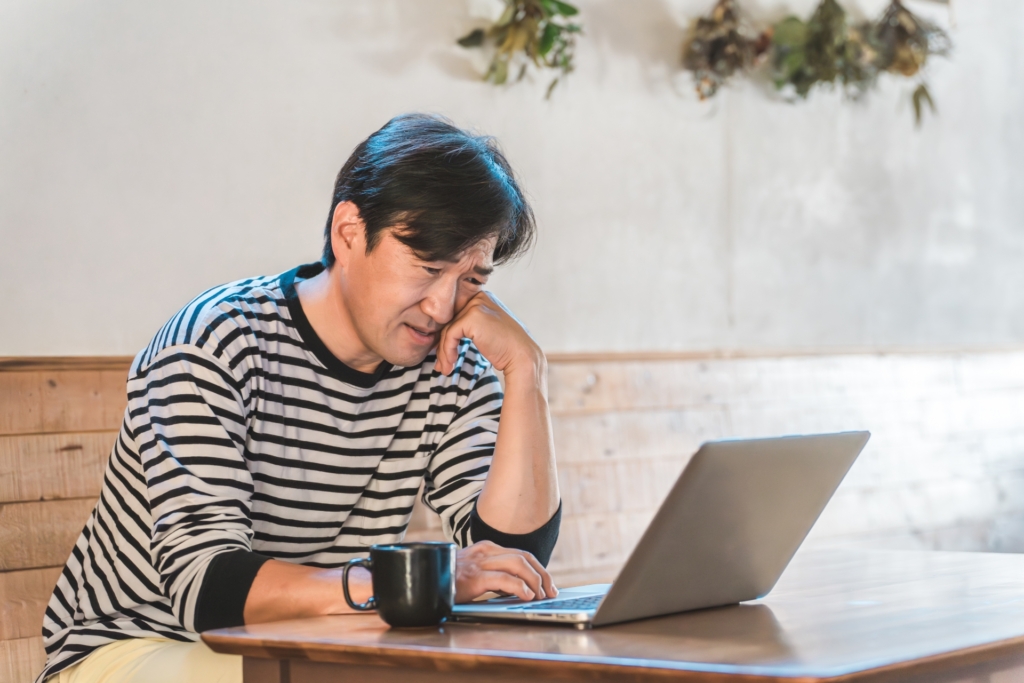 悩むマンションオーナー