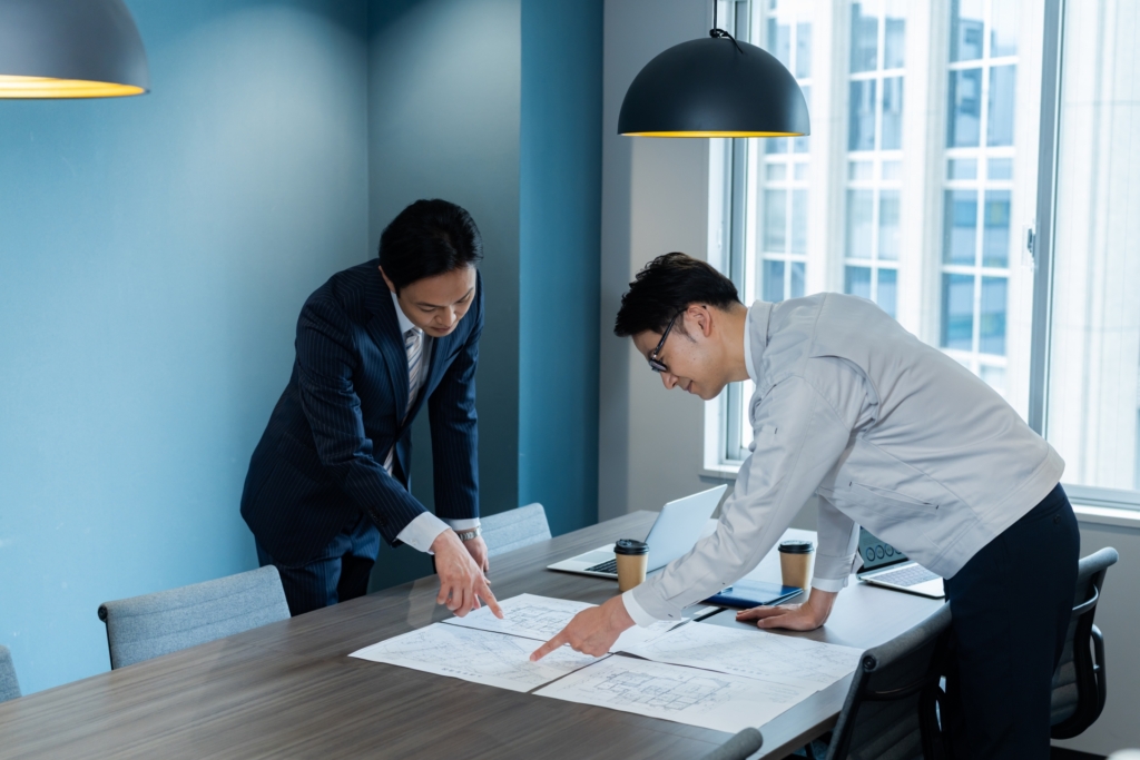 施工業者と打ち合わせ